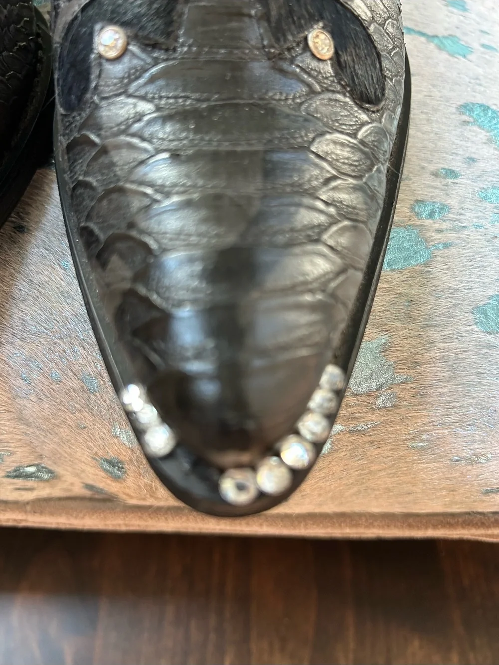 N/A black pointed